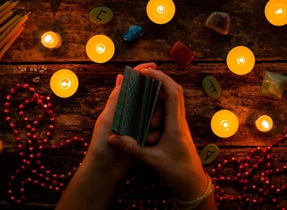 como barajar las cartas del tarot